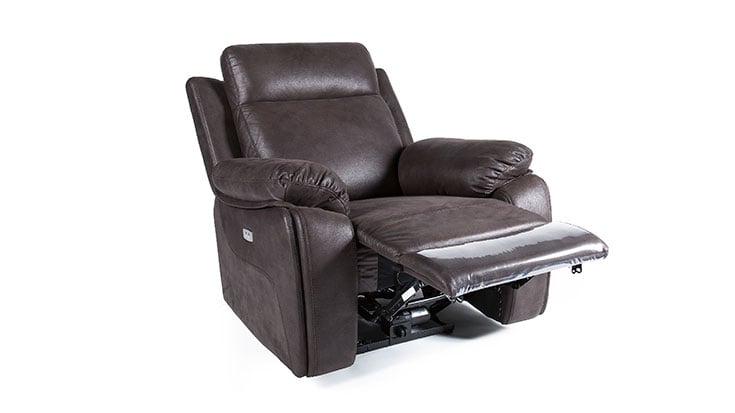 Sillón relax reclinable eléctrico de color marrón oscuro con reposapiés extendido y acolchado ergonómico.
