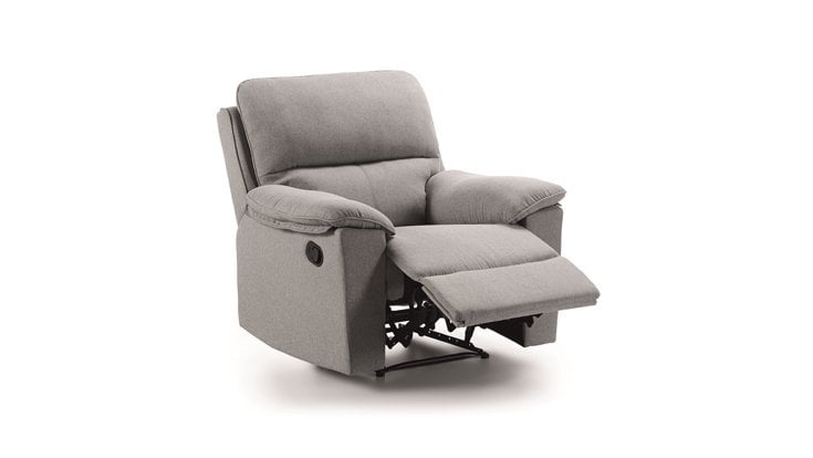 Sillón relax tapizado en tela gris con respaldo acolchado y reposapiés extendido para máximo confort.